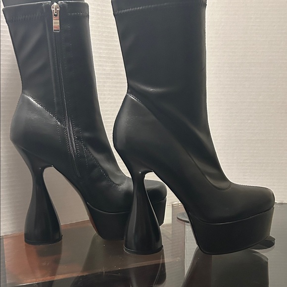Chic Black Heeled Boots - Picture 4 of 5